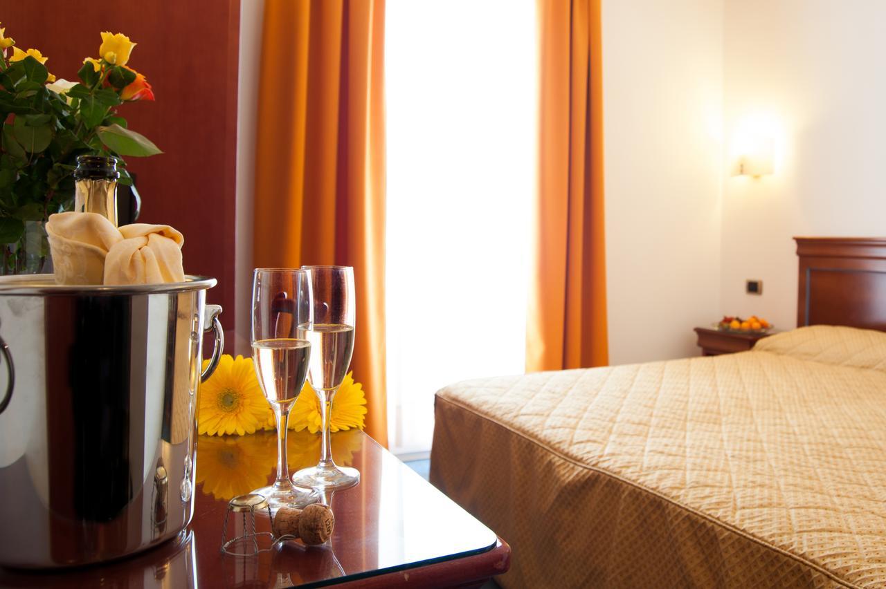Hotel Bologna Bardolino Bagian luar foto